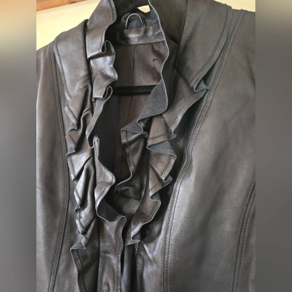 Tahari | Elegant Black Ruffled Women's Leather Jacket, Ptp 19 1/2" - Picture 4 of 8